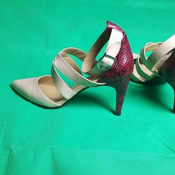 Ladies Leather and Snakeskin Print Pumps - Picture 6 of 8